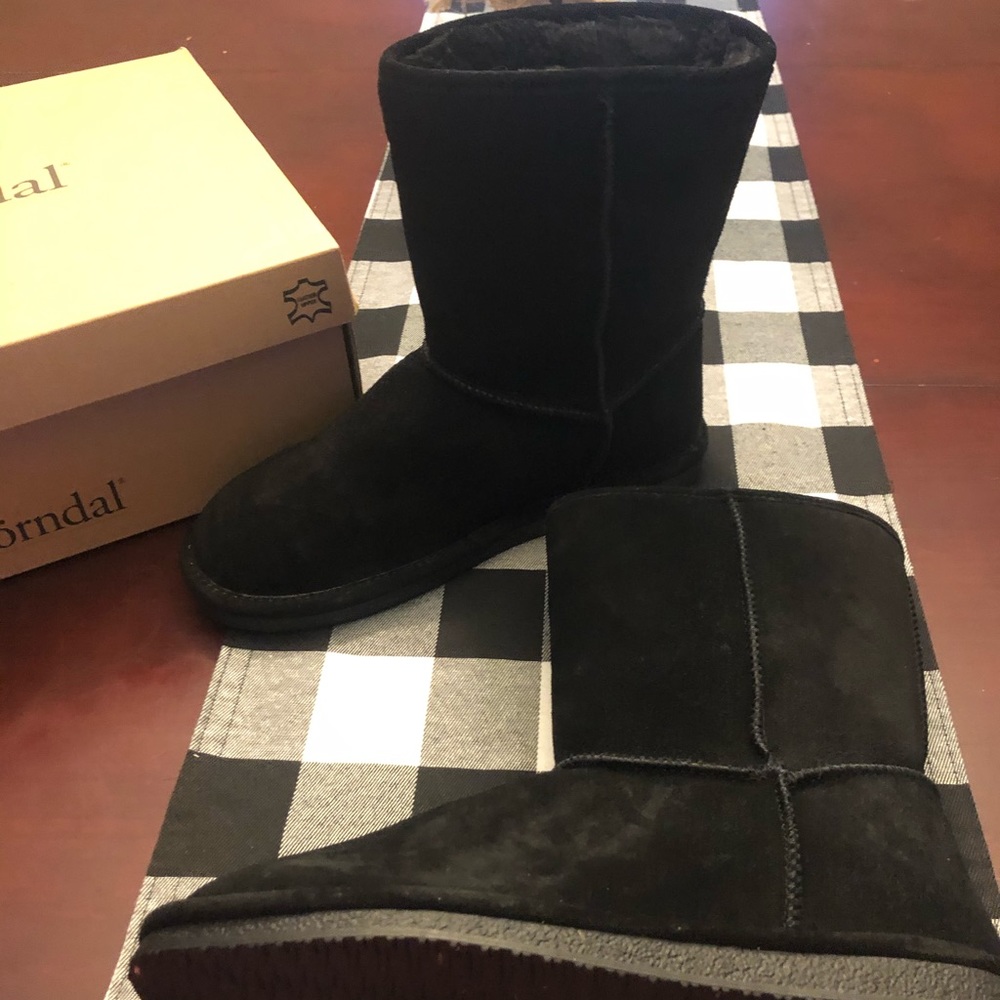 Bjorndal boots.  Very similar to uggs